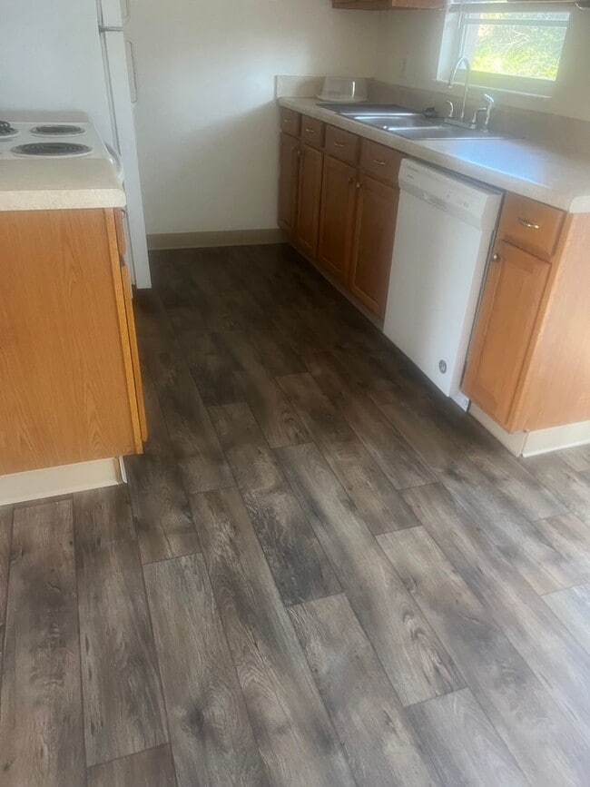 Building Photo - Wonderful 2 bedroom home with Addition Den or Office, Great Location