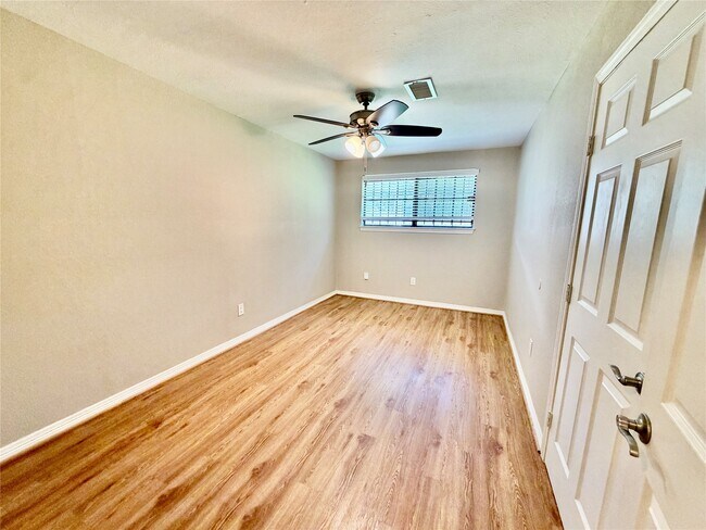 Building Photo - 5838 Ludington Dr