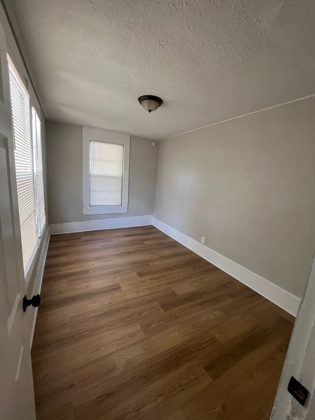 Building Photo - Plenty of Space!!