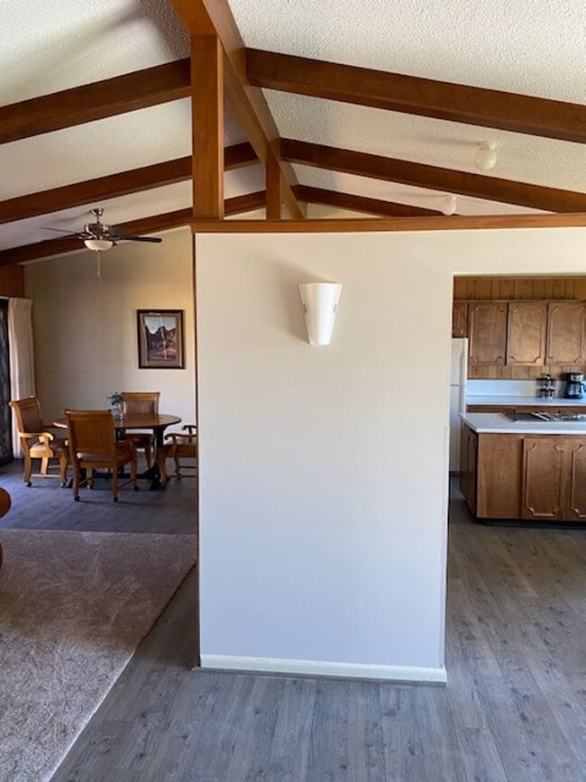 Building Photo - charming home in Terrebonne - Tons of room...