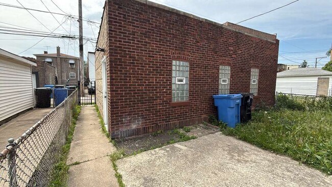 Building Photo - 8210 S Marshfield Ave