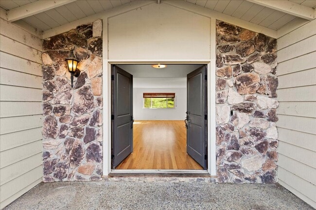 Building Photo - Beautiful remodeled 3 Bed 2 Bath home in L...