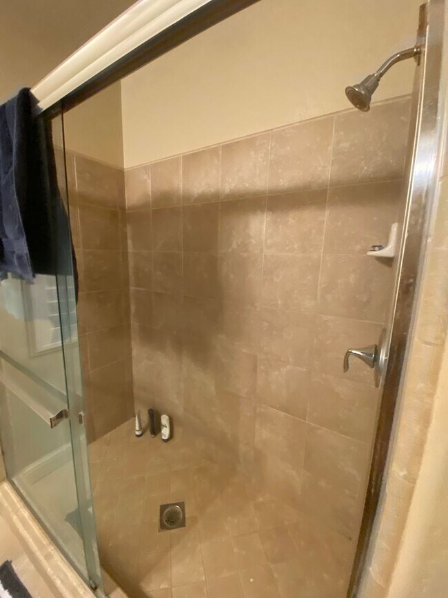 Building Photo - Move into Northwest Hanford and relax in your spa!