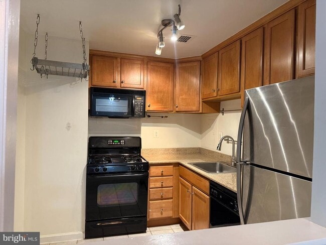 Building Photo - 10570 Main St