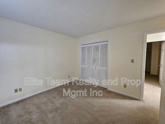 Building Photo - 802 Selwyn Oaks Ct