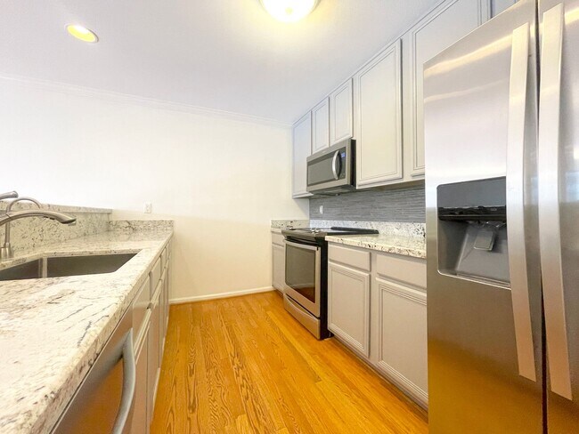 Building Photo - Twin Peaks: Remodeled Condo with Garage Pa...