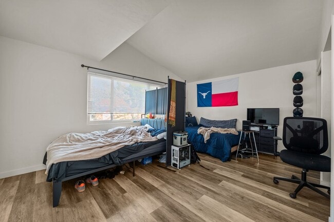 Building Photo - Two full kitchens + two washers & dryers!