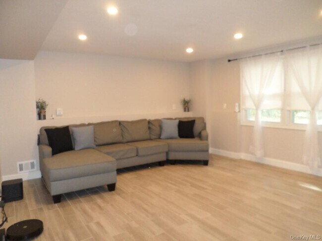 Building Photo - 8 Jodi Ln