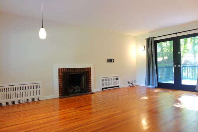 Building Photo - Newly Renovated 2 Bedroom