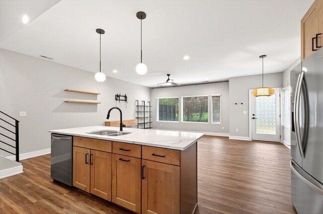 Building Photo - Modern 3BR Townhome in Millbank Village!