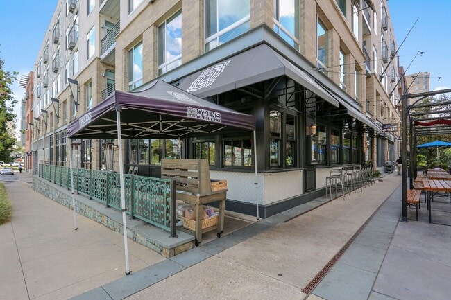 Building Photo - Luxury 2BD/2BA in The Gallery - Across fro...
