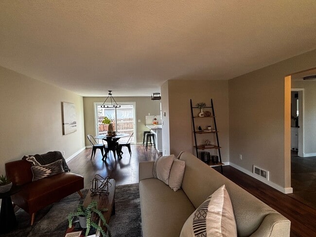 Building Photo - 4 bed 3 bath, Bonus room, Rv parking, Fenc...