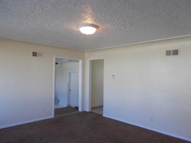 Building Photo - 2 Bedroom House with a 2 Car Garage