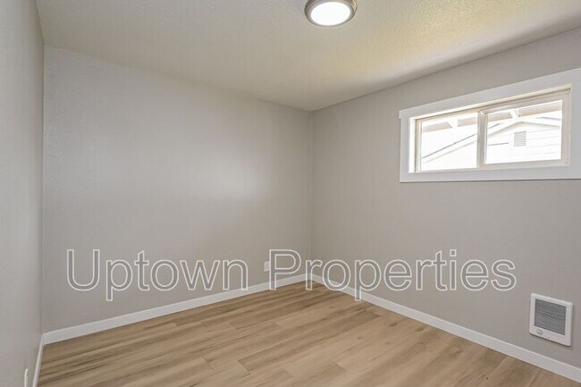Building Photo - 466 N Adair St