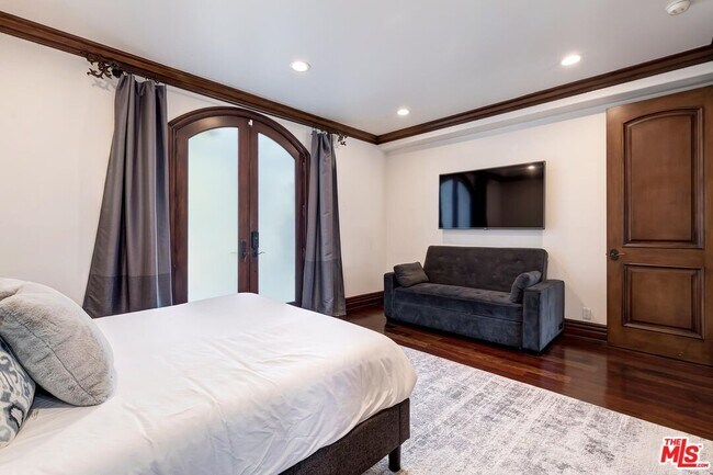 Building Photo - 6127 Rhodes Ave