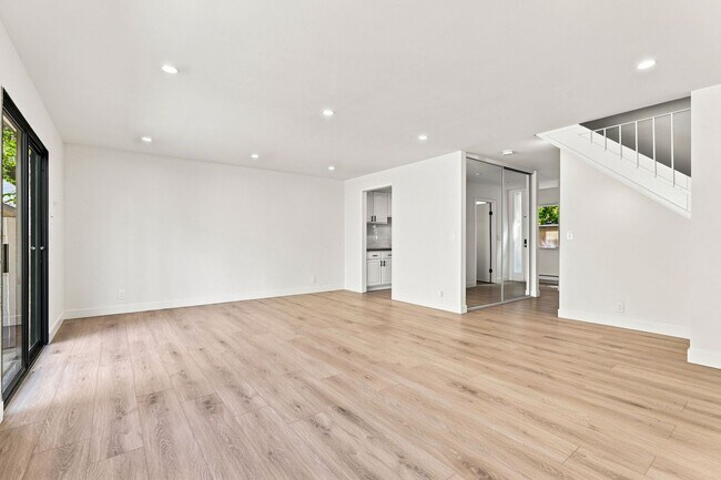Building Photo - 3001 Kaiser Dr