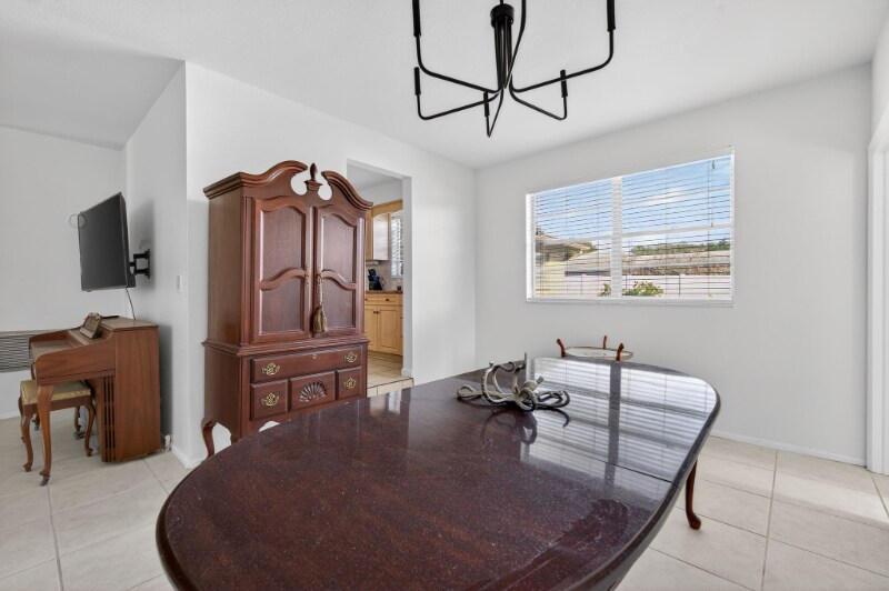 Building Photo - 8195 Coachlight Cir