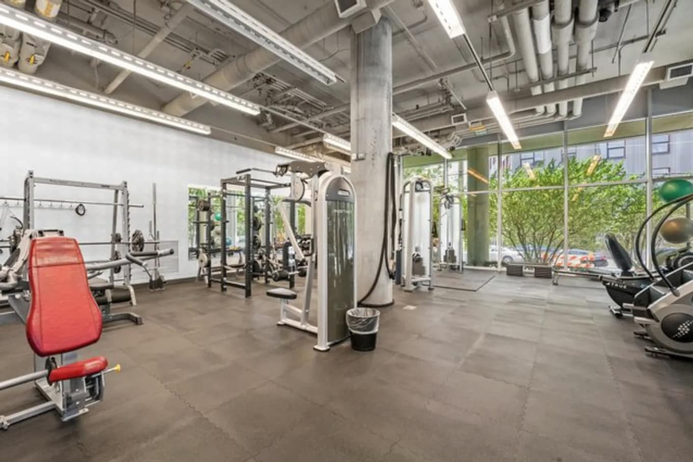 Building Photo - 860 W Blackhawk St