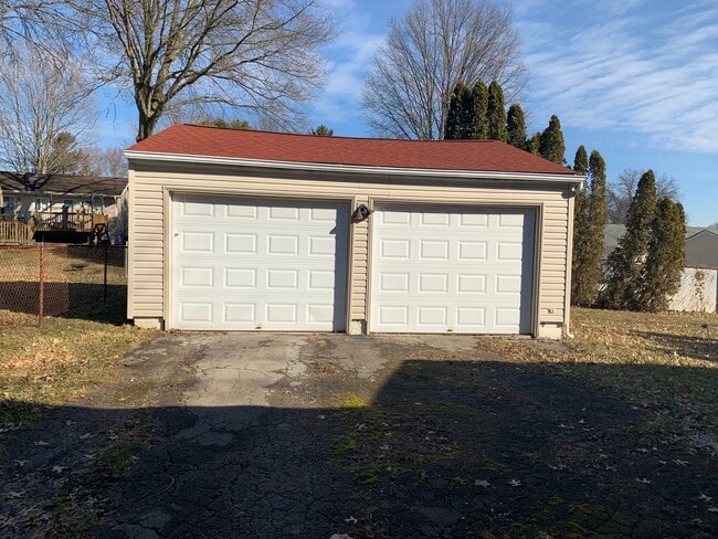 Building Photo - 3962 Lake Rd