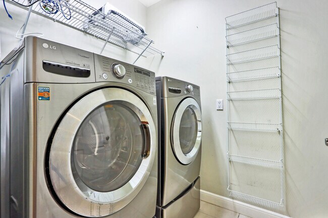 Building Photo - 1904 Flower Dr