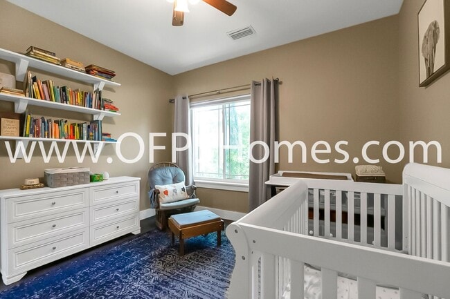 Building Photo - 712 Cypress Dr