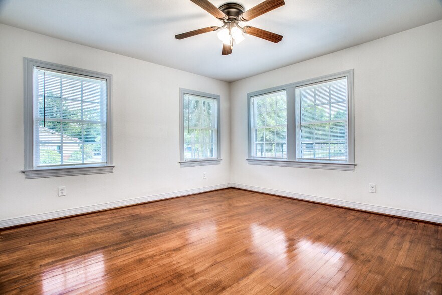 Building Photo - 133 E 7th St