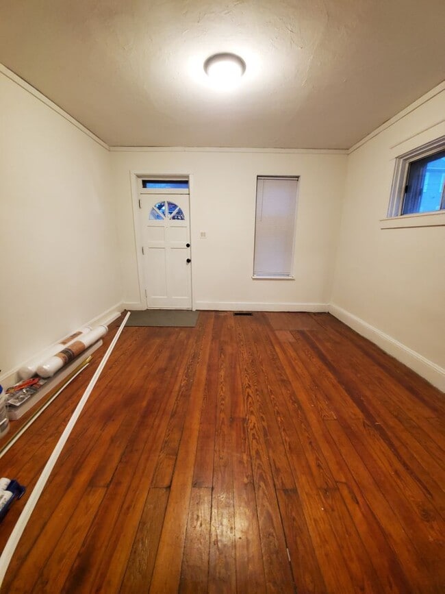 Building Photo - Spacious 3 Bedroom 1.5 Bath Brick Home