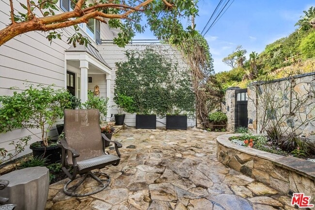 Building Photo - 27002 Malibu Cove Colony Dr