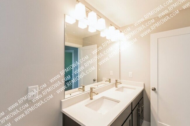 Building Photo - 10009 Powell Ave