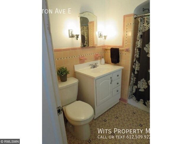 Building Photo - 704 Arlington Ave E