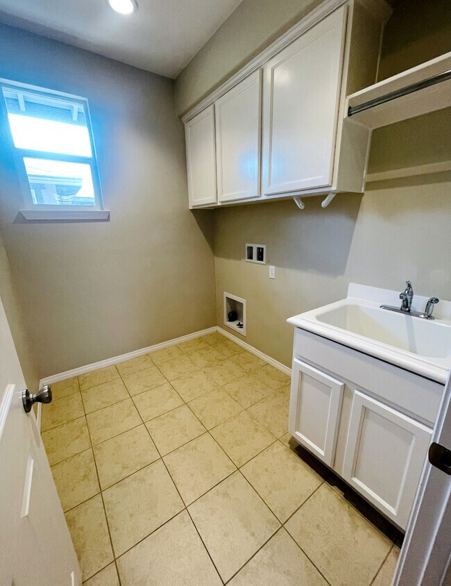 Building Photo - 6812 Kenton Pl