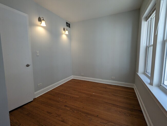 Building Photo - 5029 N Harding Ave