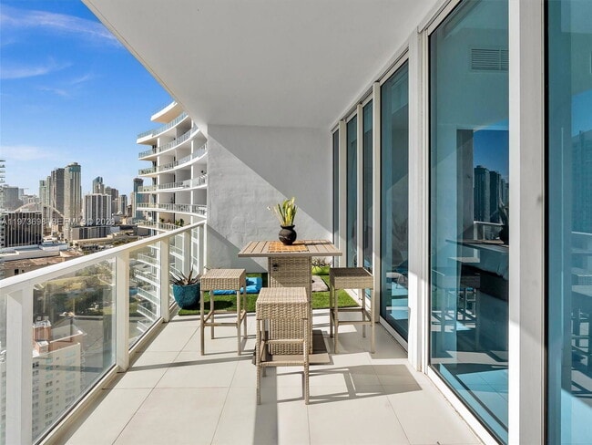 Building Photo - 2020 N Bayshore Dr