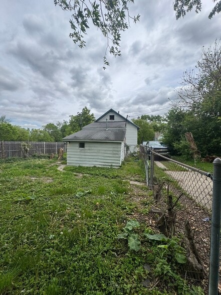 Building Photo - 1639 S Warren Ave