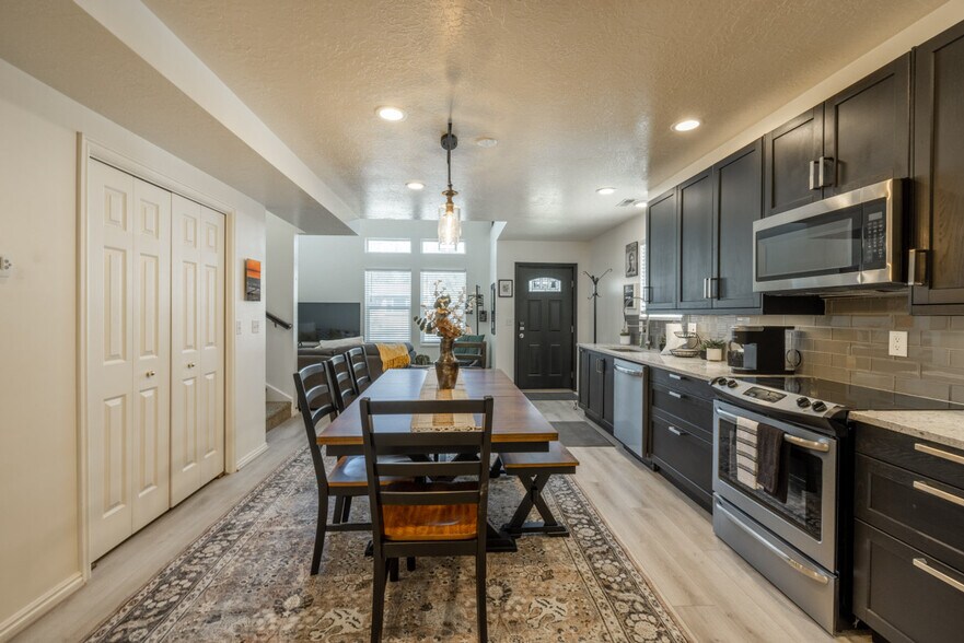 Building Photo - 924 Lowell Ave S