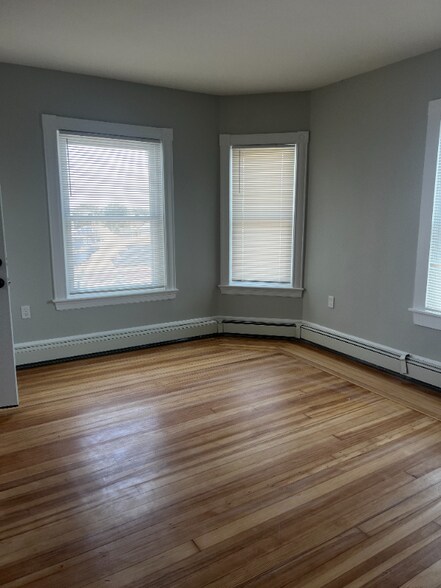 Building Photo - 2039 Pleasant St