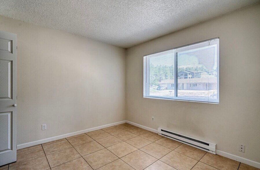 Building Photo - 676 E Zuni Dr