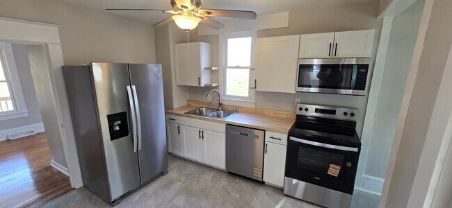 Building Photo - 2141 Hollins Rd NE