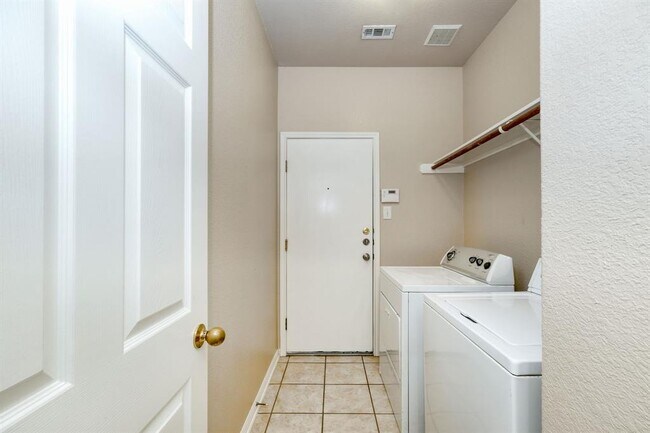 Building Photo - 2744 Kickapoo Cavern Dr