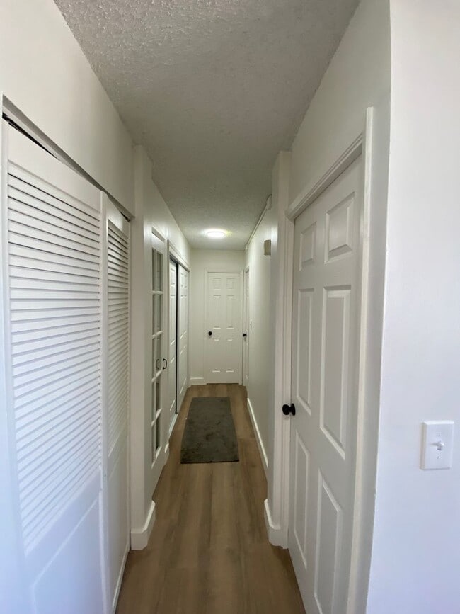 Building Photo - Convenient and upgraded 2 bedroom 1 bath, ...