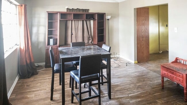 Building Photo - 204 Truman St