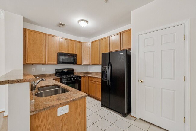 Building Photo - Beautiful End-Unit Townhome-Style Condo Ne...