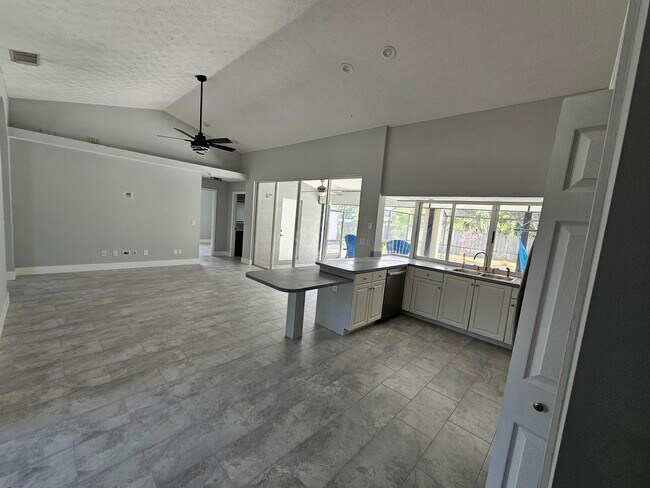 Building Photo - 1358 SW Del Rio Blvd