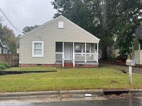 Building Photo - Cute two bedroom house with hardwood floor...