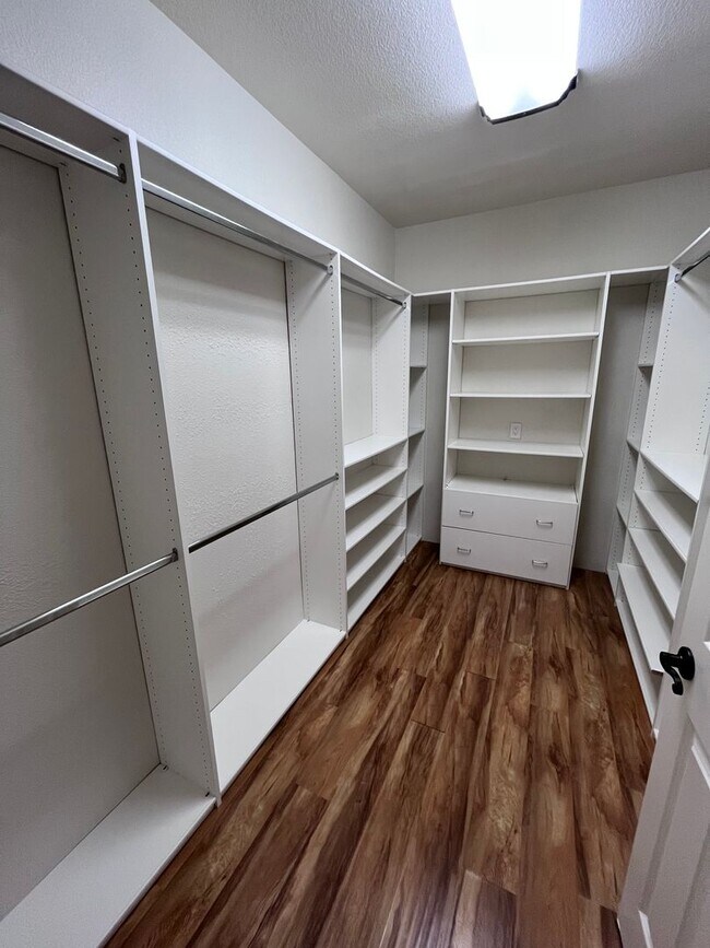 Building Photo - NICE HOME IN ORANGEVALE!!