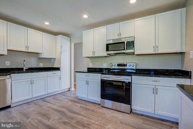 Building Photo - 6417 Earlham Dr