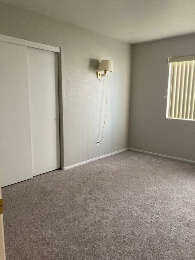 Building Photo - 3 bedroom 2 bath 2 car garage