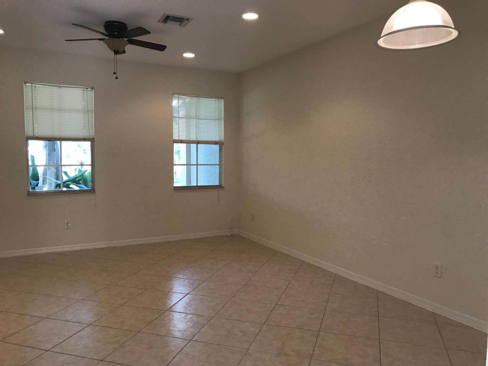 Building Photo - 141 E Thatch Palm Cir