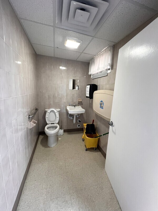 Building Photo - 826 Main St