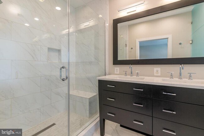 Building Photo - 1527 16th Rd N